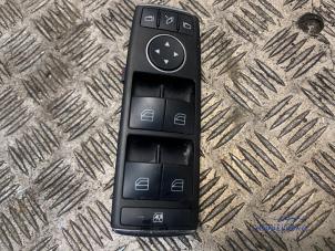 Gebruikte Elektrisch Raam Schakelaar Mercedes CLS AMG (C218) 5.5 63 AMG V8 32V Performance package Prijs € 39,00 Margeregeling aangeboden door Autodemontagebedrijf Middelburg B.V