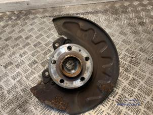 Gebruikte Fusee links-voor Skoda Rapid 1.6 TDI 16V Prijs € 43,00 Margeregeling aangeboden door Autodemontagebedrijf Middelburg B.V