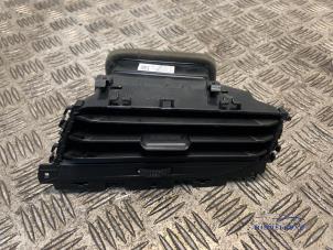 Gebruikte Luchtrooster Dashboard Volkswagen Polo VI (AW1) 1.0 TSI 12V Prijs € 9,50 Margeregeling aangeboden door Autodemontagebedrijf Middelburg B.V