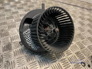 Gebruikte Kachel Ventilatiemotor Volkswagen Touran (1T1/T2) 2.0 FSI 16V Prijs € 13,00 Margeregeling aangeboden door Autodemontagebedrijf Middelburg B.V