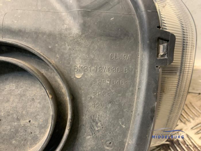 Koplamp links van een Ford Transit 2.2 TDCi 16V RWD 2016