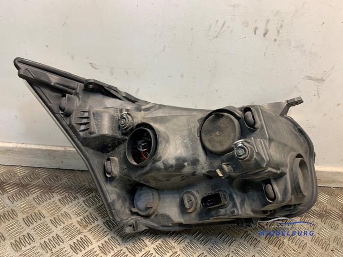 Koplamp links van een Ford Transit 2.2 TDCi 16V RWD 2016