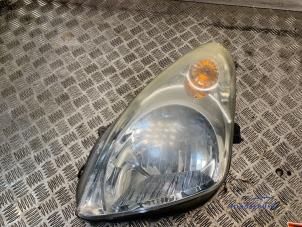 Gebruikte Koplamp links Nissan Pixo (D31S) 1.0 12V Prijs € 98,00 Margeregeling aangeboden door Autodemontagebedrijf Middelburg B.V