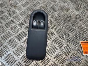 Gebruikte Ruit schakelaar elektrisch Renault Clio III (BR/CR) 1.2 16V 75 Prijs € 10,00 Margeregeling aangeboden door Autodemontagebedrijf Middelburg B.V