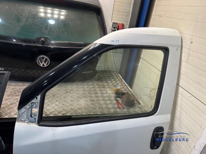 Portier 2Deurs links van een Fiat Doblo Cargo (263) 1.3 MJ 16V DPF Euro 5 2011
