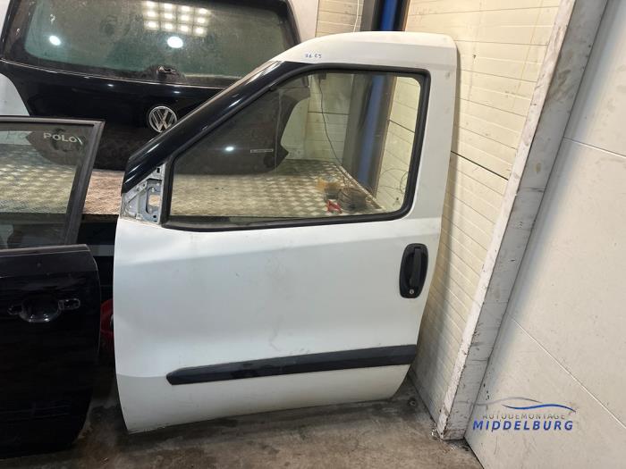 Portier 2Deurs links van een Fiat Doblo Cargo (263) 1.3 MJ 16V DPF Euro 5 2011
