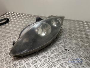 Gebruikte Koplamp links Seat Leon (1P1) 2.0 TFSI FR 16V Prijs € 40,00 Margeregeling aangeboden door Autodemontagebedrijf Middelburg B.V