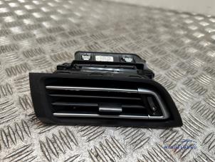 Gebruikte Luchtrooster Dashboard Peugeot 308 SW (L4/L9/LC/LJ/LR) 1.6 BlueHDi 120 Prijs € 19,00 Margeregeling aangeboden door Autodemontagebedrijf Middelburg B.V