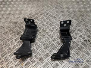 Gebruikte Achterklep Scharnier Mercedes Vito (447.6) 2.2 116 CDI 16V Prijs € 29,00 Margeregeling aangeboden door Autodemontagebedrijf Middelburg B.V