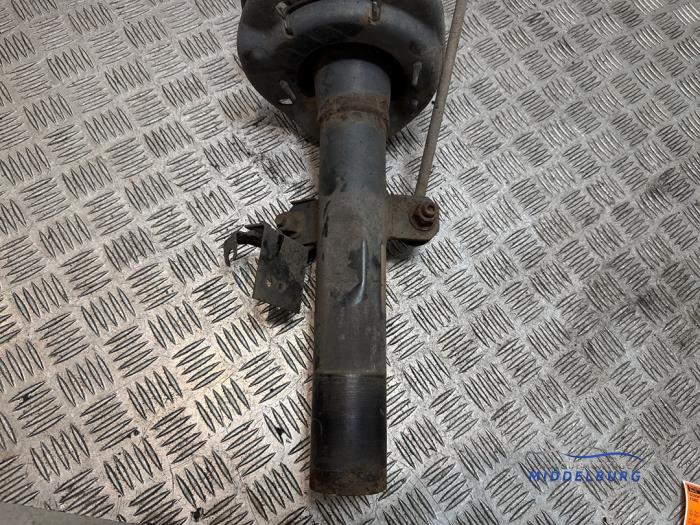 Schokdemperpoot rechts-voor van een Ford Transit 2.2 TDCi 16V RWD 2016