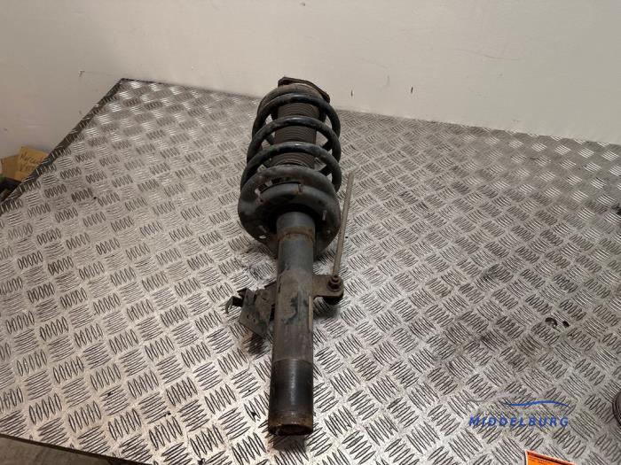 Schokdemperpoot rechts-voor van een Ford Transit 2.2 TDCi 16V RWD 2016