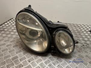 Gebruikte Koplamp rechts Mercedes E Combi (S211) 3.2 E-320 CDI 24V Prijs € 199,00 Margeregeling aangeboden door Autodemontagebedrijf Middelburg B.V