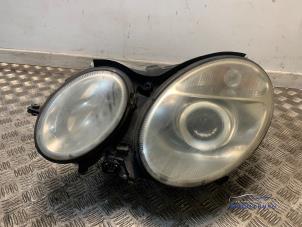 Gebruikte Koplamp links Mercedes E Combi (S211) 3.2 E-320 CDI 24V Prijs € 199,00 Margeregeling aangeboden door Autodemontagebedrijf Middelburg B.V