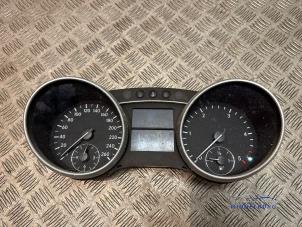 Gebruikte Tellerklok Mercedes ML II (164/4JG) 3.0 ML-320 CDI 4-Matic V6 24V Prijs € 99,00 Margeregeling aangeboden door Autodemontagebedrijf Middelburg B.V