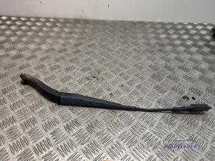 Gebruikte Ruitenwisserarm voor Mercedes ML II (164/4JG) 3.0 ML-320 CDI 4-Matic V6 24V Prijs € 14,00 Margeregeling aangeboden door Autodemontagebedrijf Middelburg B.V