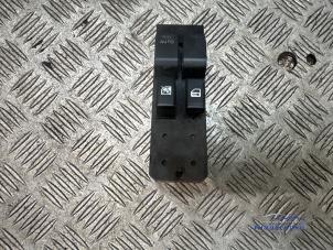Gebruikte Schakelaar Elektrisch Raam Suzuki Swift (ZA/ZC/ZD1/2/3/9) 1.5 VVT 16V Prijs € 23,00 Margeregeling aangeboden door Autodemontagebedrijf Middelburg B.V