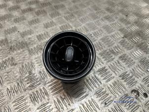 Gebruikte Luchtrooster Dashboard Mercedes Sprinter 3,5t (907.6/910.6) 314 CDI 2.1 D FWD Prijs € 11,00 Margeregeling aangeboden door Autodemontagebedrijf Middelburg B.V