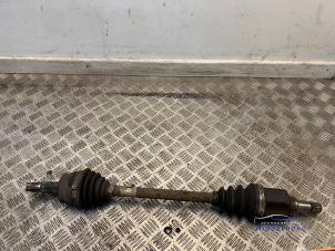 Gebruikte Aandrijfas links-voor Peugeot Bipper (AA) 1.4 HDi Prijs € 58,00 Margeregeling aangeboden door Autodemontagebedrijf Middelburg B.V