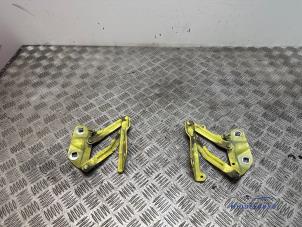 Gebruikte Motorkap Scharnier Ford Transit Custom 2.2 TDCi 16V Prijs € 29,00 Margeregeling aangeboden door Autodemontagebedrijf Middelburg B.V