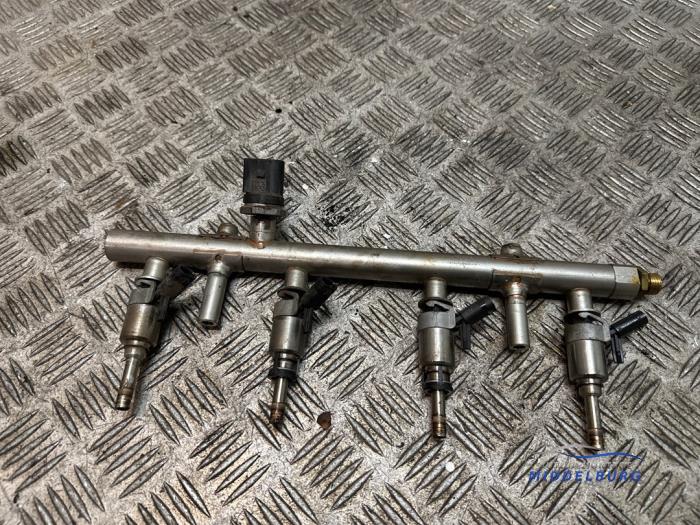 Gebruikte Injector brug Audi A3 Sportback (8VA/8VF) 1.8 TFSI 16V Prijs € 22,00 Margeregeling aangeboden door Autodemontagebedrijf Middelburg B.V