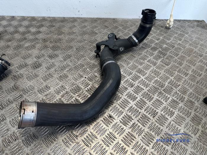 Gebruikte Turboslang Renault Clio IV (5R) 0.9 Energy TCE 90 12V Prijs € 19,00 Margeregeling aangeboden door Autodemontagebedrijf Middelburg B.V