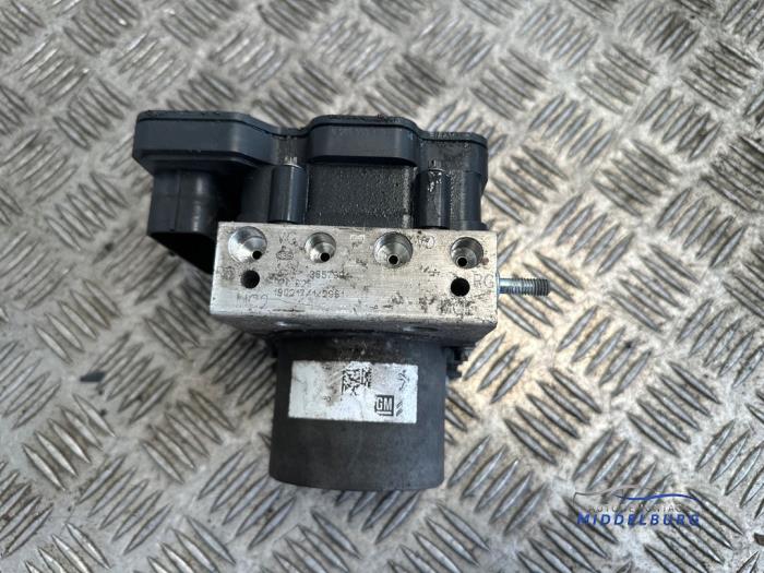 Gebruikte ABS Pomp Opel Crossland (X) 1.2 12V Prijs € 84,00 Margeregeling aangeboden door Autodemontagebedrijf Middelburg B.V