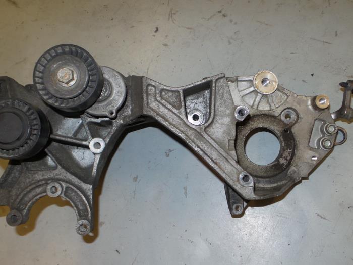 Audi A4 Dynamosteun onder