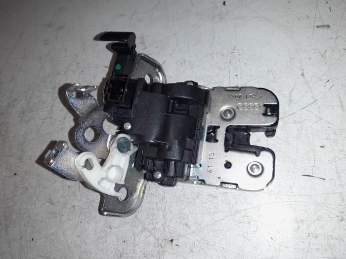 Slotvanger Achterklep van een Audi A1 Sportback (8XA/8XF) 1.6 TDI 16V 2014