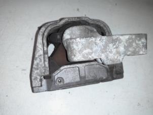 Gebruikte Motorsteun Volkswagen Caddy III (2KA,2KH,2CA,2CH) Prijs € 40,00 Margeregeling aangeboden door A.T.S. van de Wiel