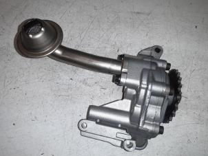 Gebruikte Oliepomp Volkswagen Caddy III (2KA,2KH,2CA,2CH) Prijs € 40,00 Margeregeling aangeboden door A.T.S. van de Wiel