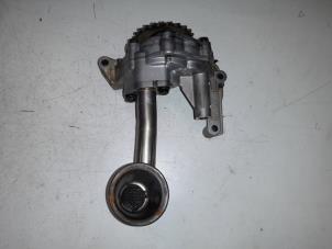 Gebruikte Oliepomp Volkswagen Caddy III (2KA,2KH,2CA,2CH) Prijs € 40,00 Margeregeling aangeboden door A.T.S. van de Wiel