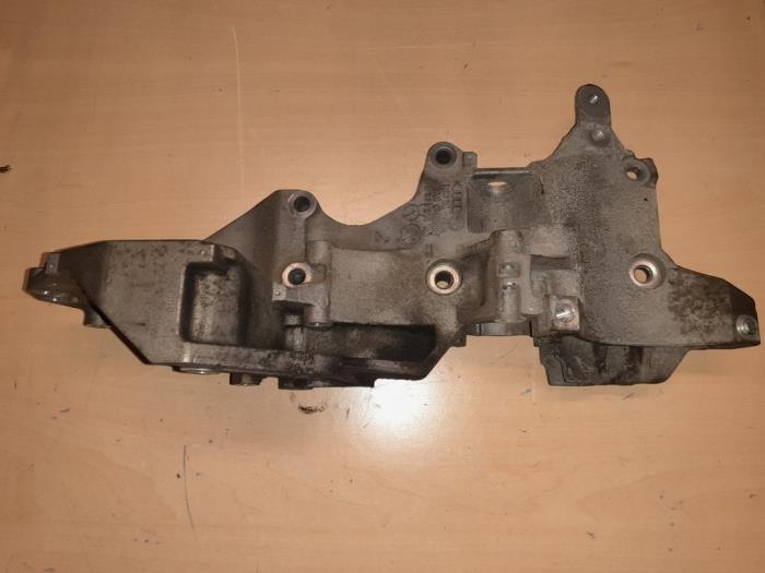 Dynamosteun boven van een Audi A1 Sportback (8XA/8XF) 1.6 TDI 16V 2014