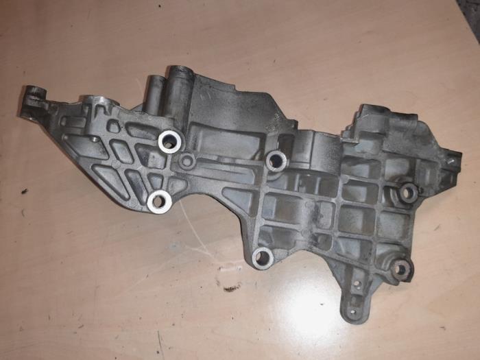 Dynamosteun boven van een Audi A1 Sportback (8XA/8XF) 1.6 TDI 16V 2014