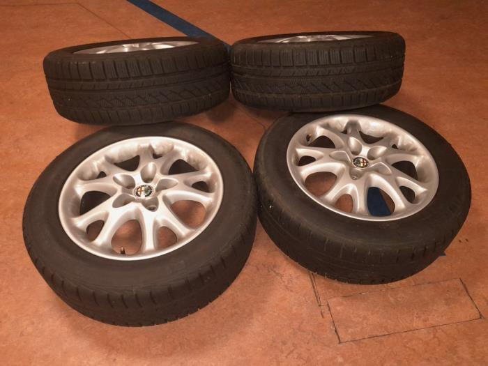 Sportvelgenset + winterbanden van een Alfa Romeo GT (937) 2.0 JTS 16V 2005