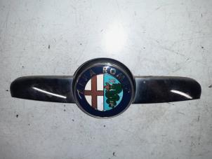 Gebruikte Embleem Alfa Romeo 159 Sportwagon (939BX) 1.8 MPI 16V Prijs € 35,00 Margeregeling aangeboden door A.T.S. van de Wiel