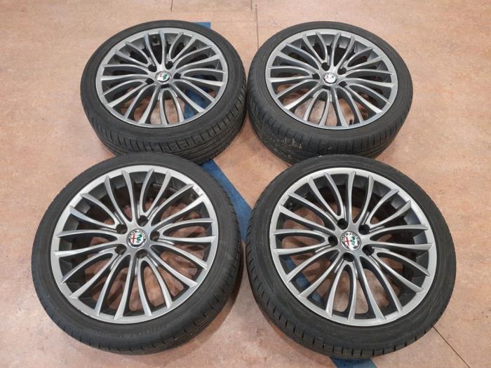 Alfa Romeo Giulietta Sportvelgenset + banden
