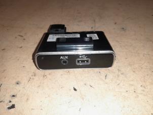 Gebruikte AUX/USB aansluiting Fiat 500C (312) 1.2 69 Prijs € 75,00 Margeregeling aangeboden door A.T.S. van de Wiel