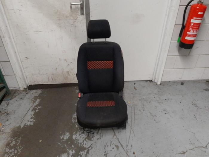 Mercedes Vito Stoel links