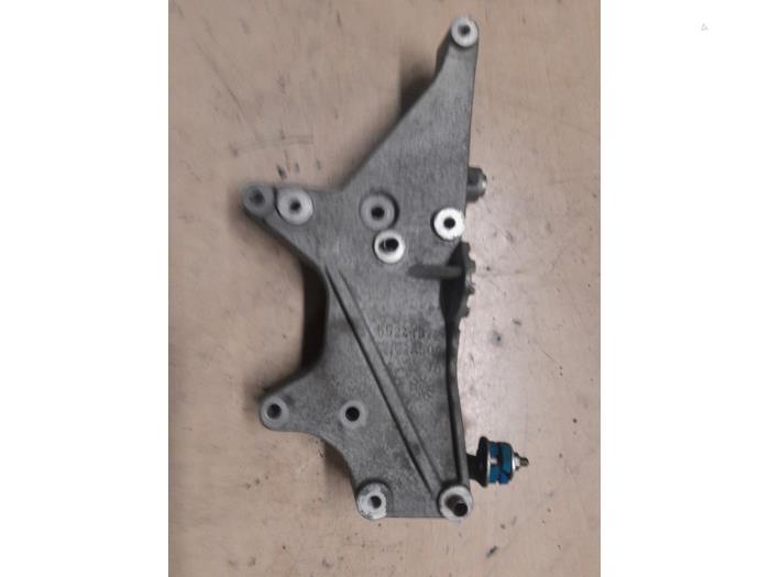 Fiat 500L Dynamosteun onder