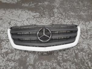 Gebruikte Grille Mercedes Sprinter 3,5t (906.63) 310 CDI 16V Prijs € 150,00 Margeregeling aangeboden door A.T.S. van de Wiel