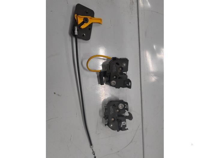 Alfa Romeo Stelvio Slotmechaniek Motorkap