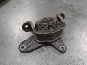 Gebruikte Versnellingsbak Steun Volkswagen Transporter T5 2.0 BiTDI DRF Prijs € 20,00 Margeregeling aangeboden door A.T.S. van de Wiel