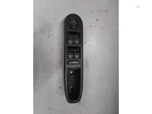 Gebruikte Combischakelaar ramen Alfa Romeo 159 (939AX) 2.4 JTDm 20V Prijs € 65,00 Margeregeling aangeboden door A.T.S. van de Wiel