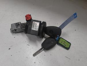 Gebruikte Kontaktslot + Sleutel Renault Master III (FV) 2.3 dCi 135 16V FWD Prijs € 110,00 Margeregeling aangeboden door A.T.S. van de Wiel