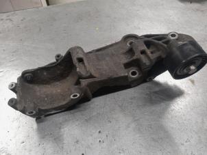 Gebruikte Dynamosteun boven Renault Trafic New (FL) 2.0 dCi 16V 90 Prijs € 60,00 Margeregeling aangeboden door A.T.S. van de Wiel