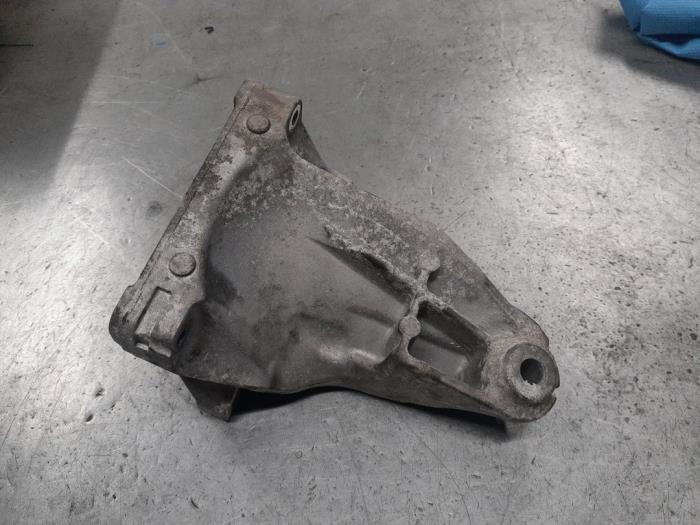 Mercedes Vito Motorsteun