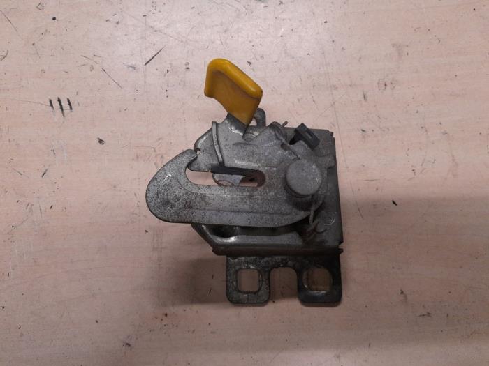 Alfa Romeo Giulietta Slotmechaniek Motorkap