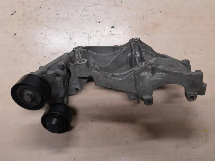 Opel Vivaro Dynamosteun boven