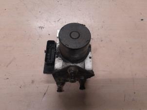 ABS Pomp van een Mercedes-Benz Vito (639.6) 3.0 122 CDI V6 24V 2014