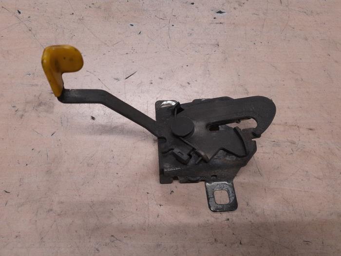 Iveco New Daily Slotmechaniek Motorkap